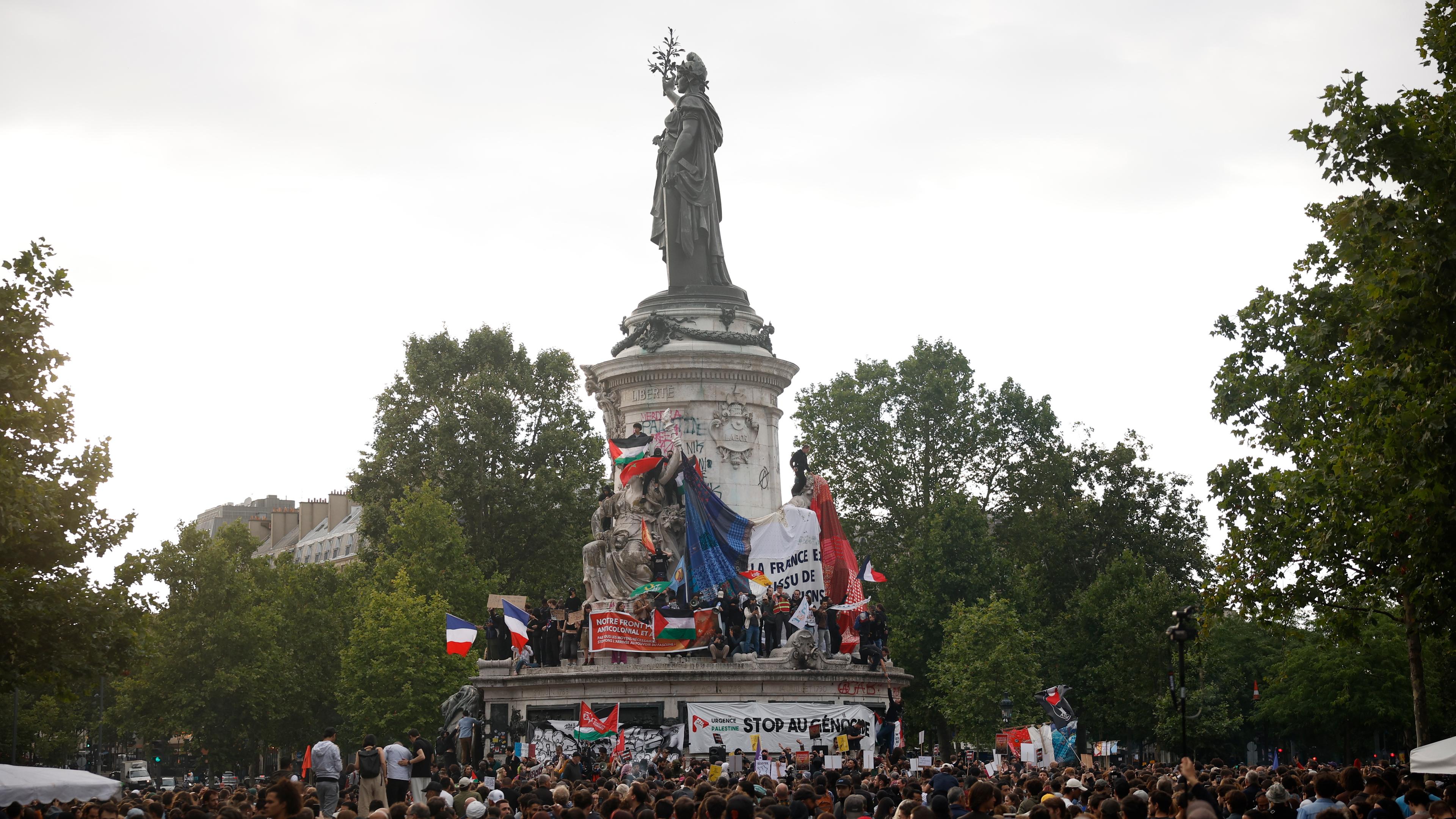 French people react after the second round of the legislative elections results in Paris, France, 07 July 2024. 
