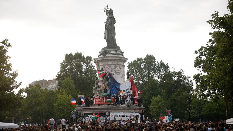 French people react after the second round of the legislative elections results in Paris, France, 07 July 2024. 