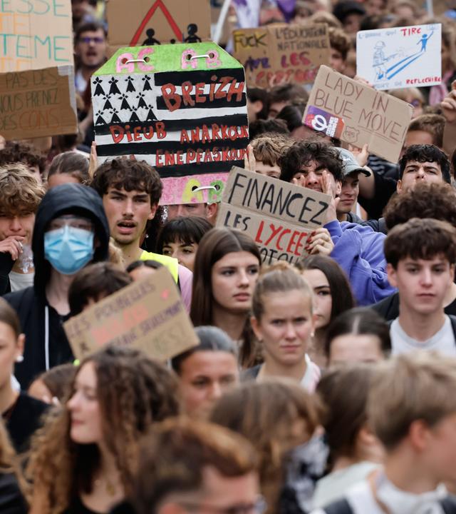 Schüler demonstrieren in Rennes (Frankreich) gegen die unzureichende Ausstattung von Schulen.