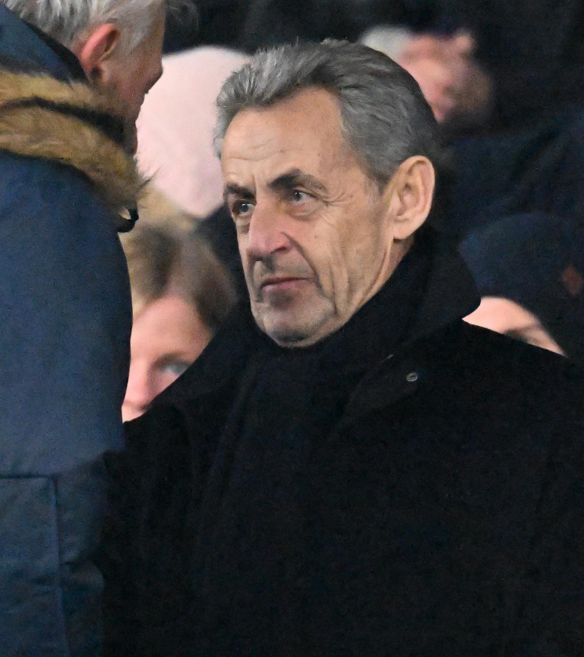 Sarkozy guckt ernst in die Kamera