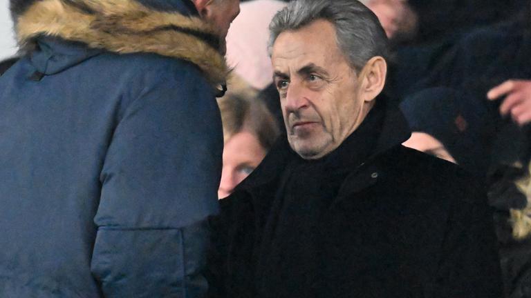 Sarkozy guckt ernst in die Kamera