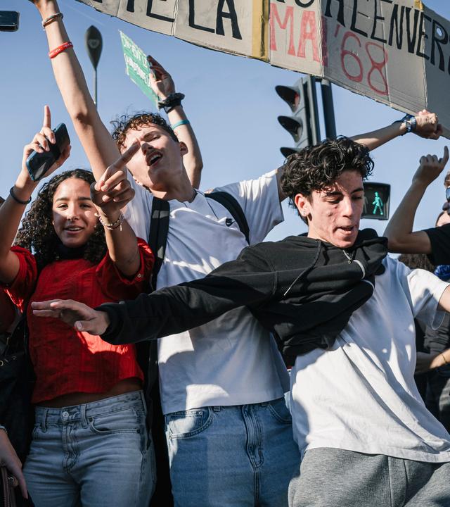 Schüler protestieren in Tours gegen Bildungspolitik der französischen Regierung.