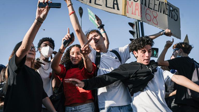 Schüler protestieren in Tours gegen Bildungspolitik der französischen Regierung.