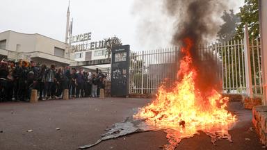 Schüler protestieren am Gymnasium Paul Eluard in Saint-Denis, nördlich von Paris. Vor dem Schultor brennt ein Feuer.