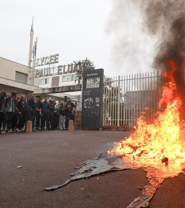 Schüler protestieren am Gymnasium Paul Eluard in Saint-Denis, nördlich von Paris. Vor dem Schultor brennt ein Feuer.