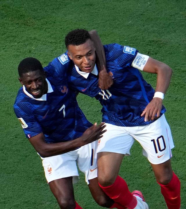 Kylian Mbappe (Frankreich) jubelt mit Ousmane Dembele (links)