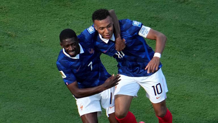 Kylian Mbappe (Frankreich) jubelt mit Ousmane Dembele (links)