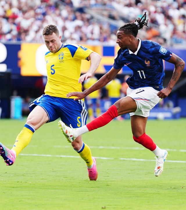 Michael Olise (Frankreich) und Gabriel Gudmundsson (Schweden) kämpfen. 