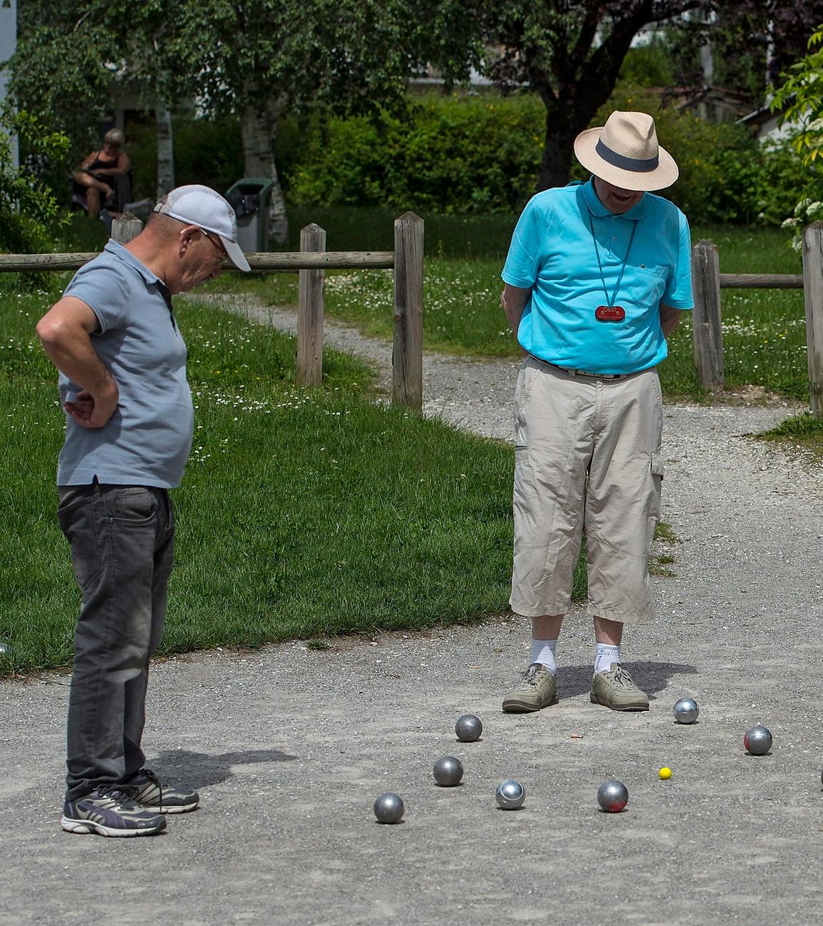 Archiv: Ältere Menschen spielen Boule, ein französisches Rasenspiel, das auf hartem Boden gespielt wird, in Annecy-le-Vieux, Frankreich, 10. Juni 2016. 