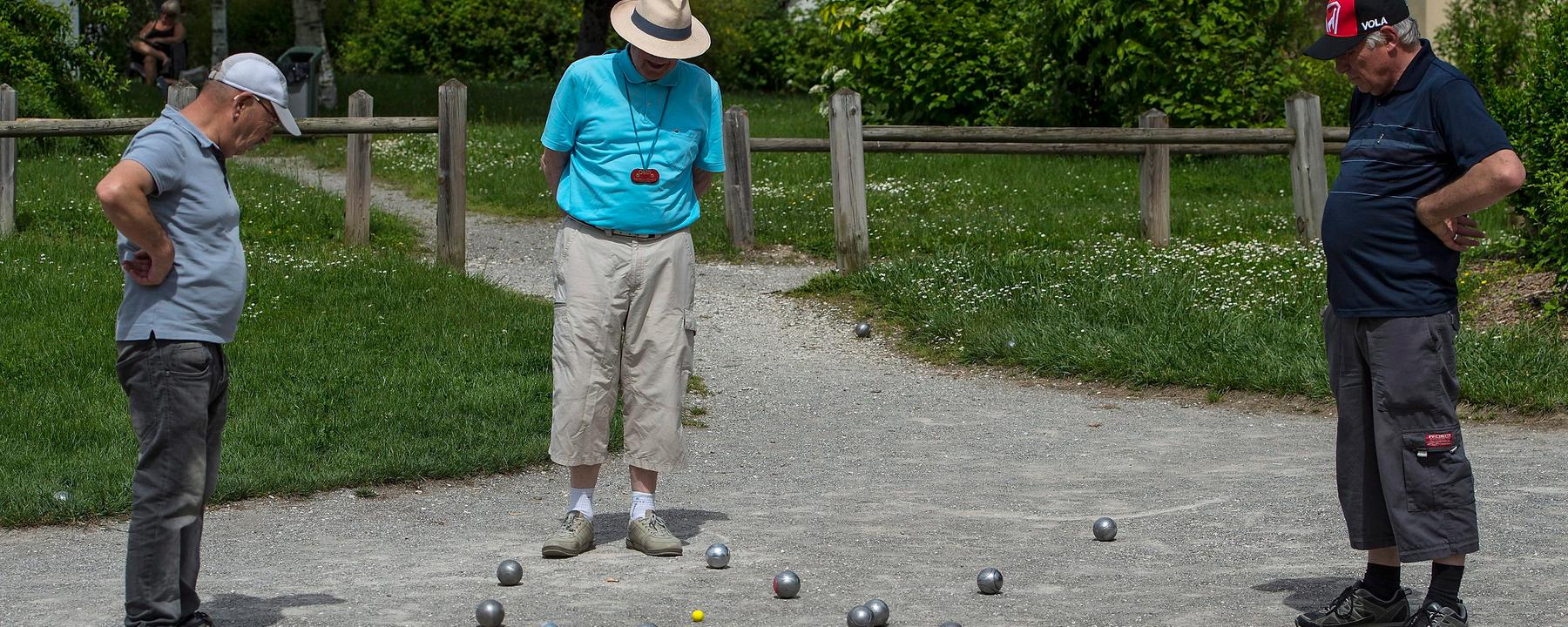 Archiv: Ältere Menschen spielen Boule, ein französisches Rasenspiel, das auf hartem Boden gespielt wird, in Annecy-le-Vieux, Frankreich, 10. Juni 2016. 