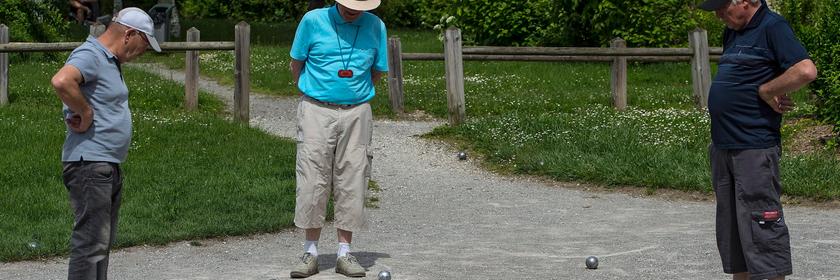 Archiv: Ältere Menschen spielen Boule, ein französisches Rasenspiel, das auf hartem Boden gespielt wird, in Annecy-le-Vieux, Frankreich, 10. Juni 2016. 