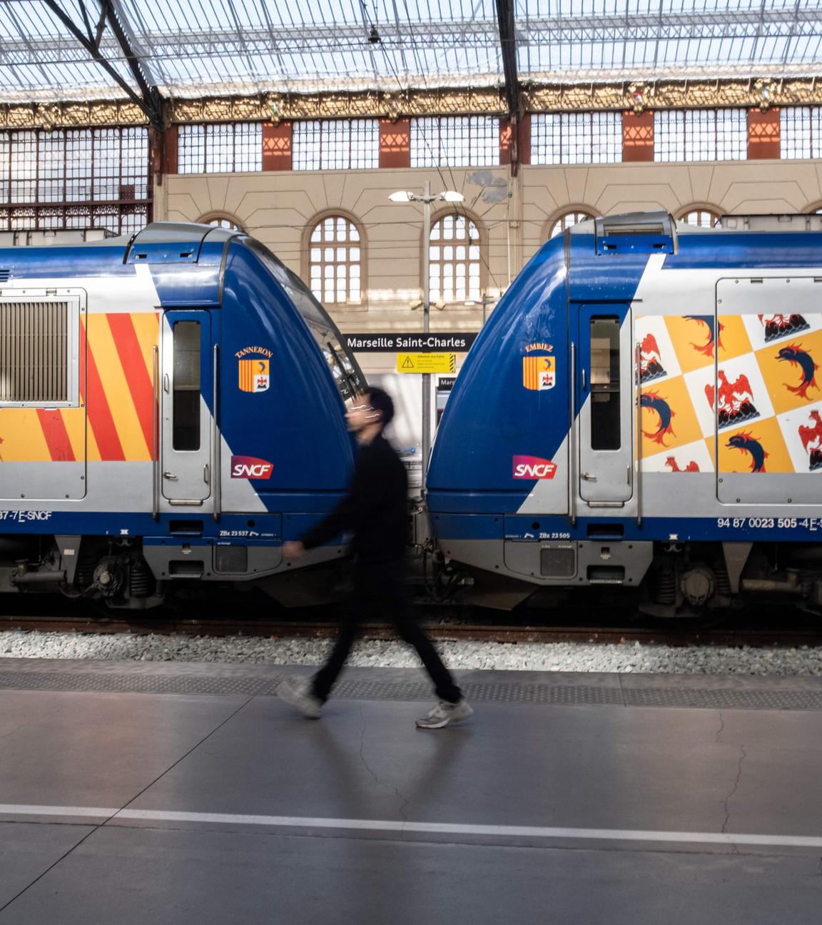 Ein Fußgänger geht am Bahnhof Marseille Saint-Charles im Südosten Frankreichs an einem Zug der SNCF vorbei