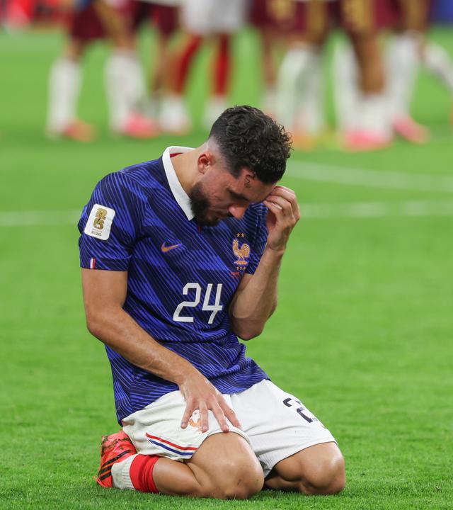 Frankreichs Rayan Cherki reagiert nach der Niederlage seiner Mannschaft gegen Spanien im WM-Halbfinale.