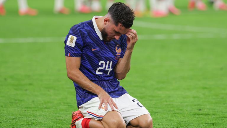 Frankreichs Rayan Cherki reagiert nach der Niederlage seiner Mannschaft gegen Spanien im WM-Halbfinale.