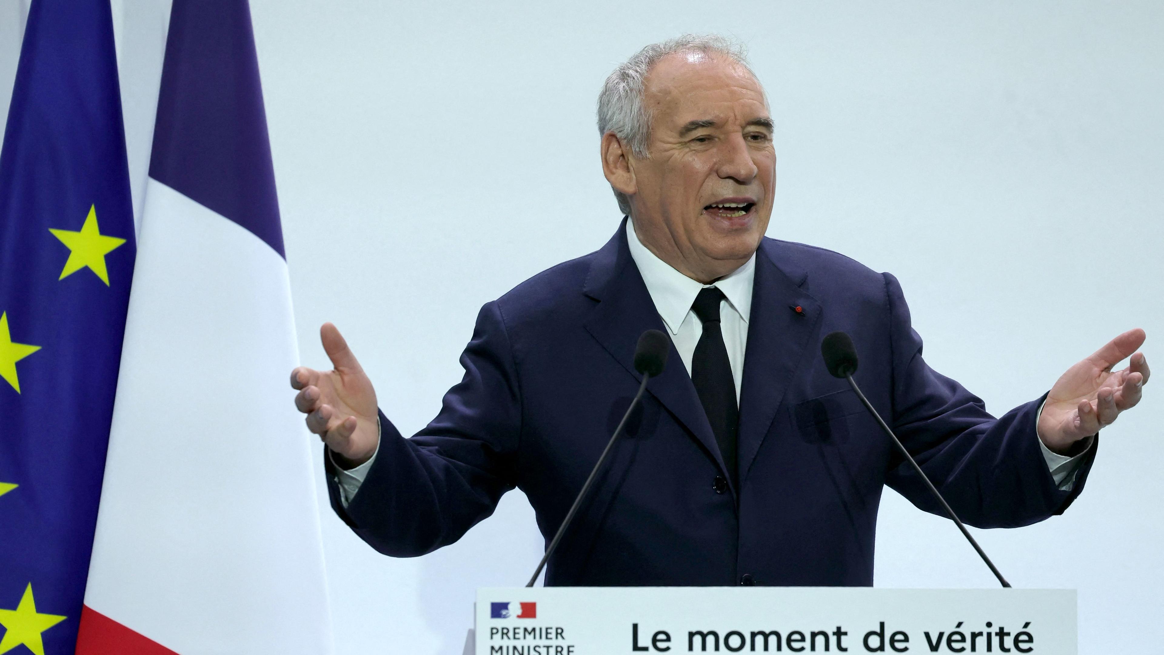 Frankreichs Premierminister Bayrou kündigt einen härteren Sparkurs an.