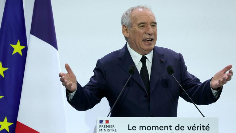 Frankreichs Premierminister Bayrou kündigt einen härteren Sparkurs an.