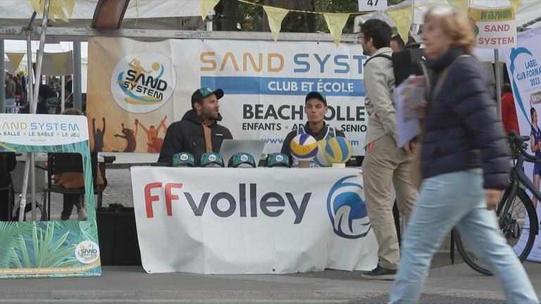 Volleyballstand, an dem zwei Männer für ihren Verein werben