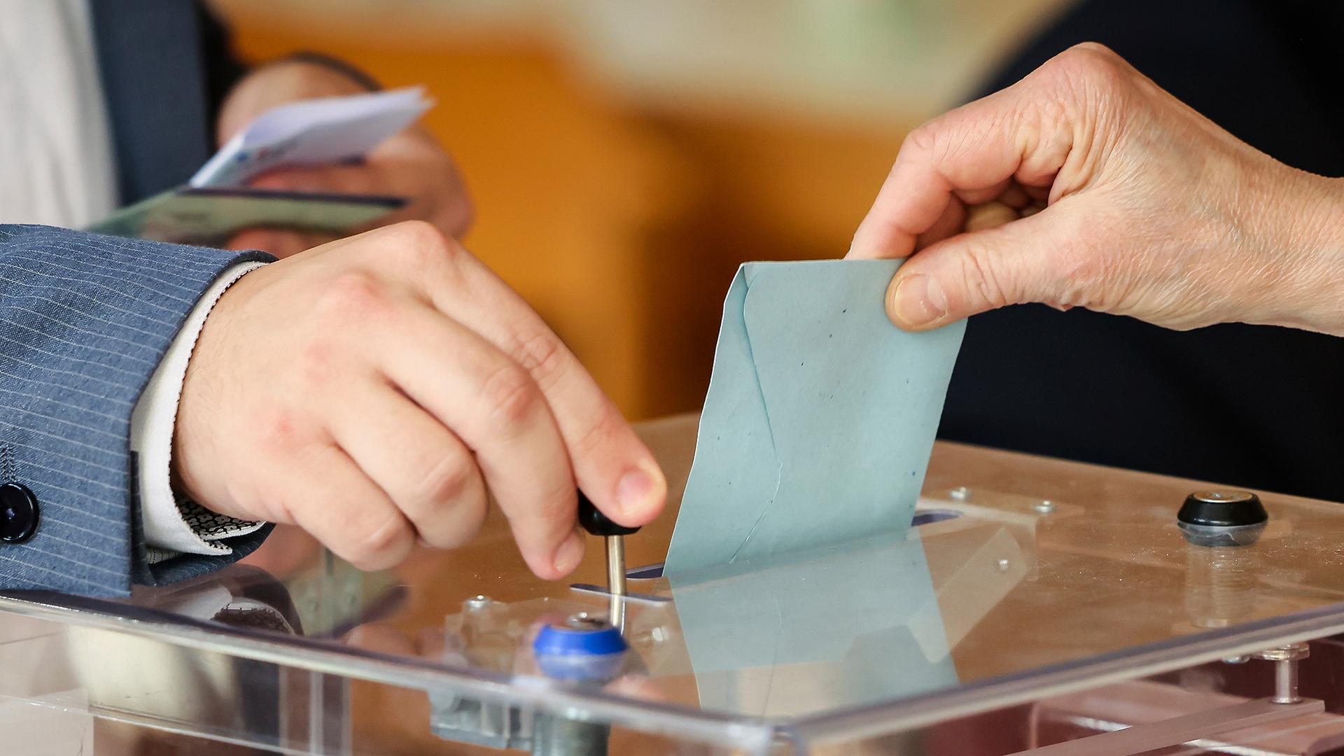 Ein Wähler gibt seine Stimme in der ersten Runde der Parlamentswahlen ab