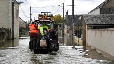 Bewohner werden aus ihren Häusern evakuiert, die Straße steht unter Wasser.