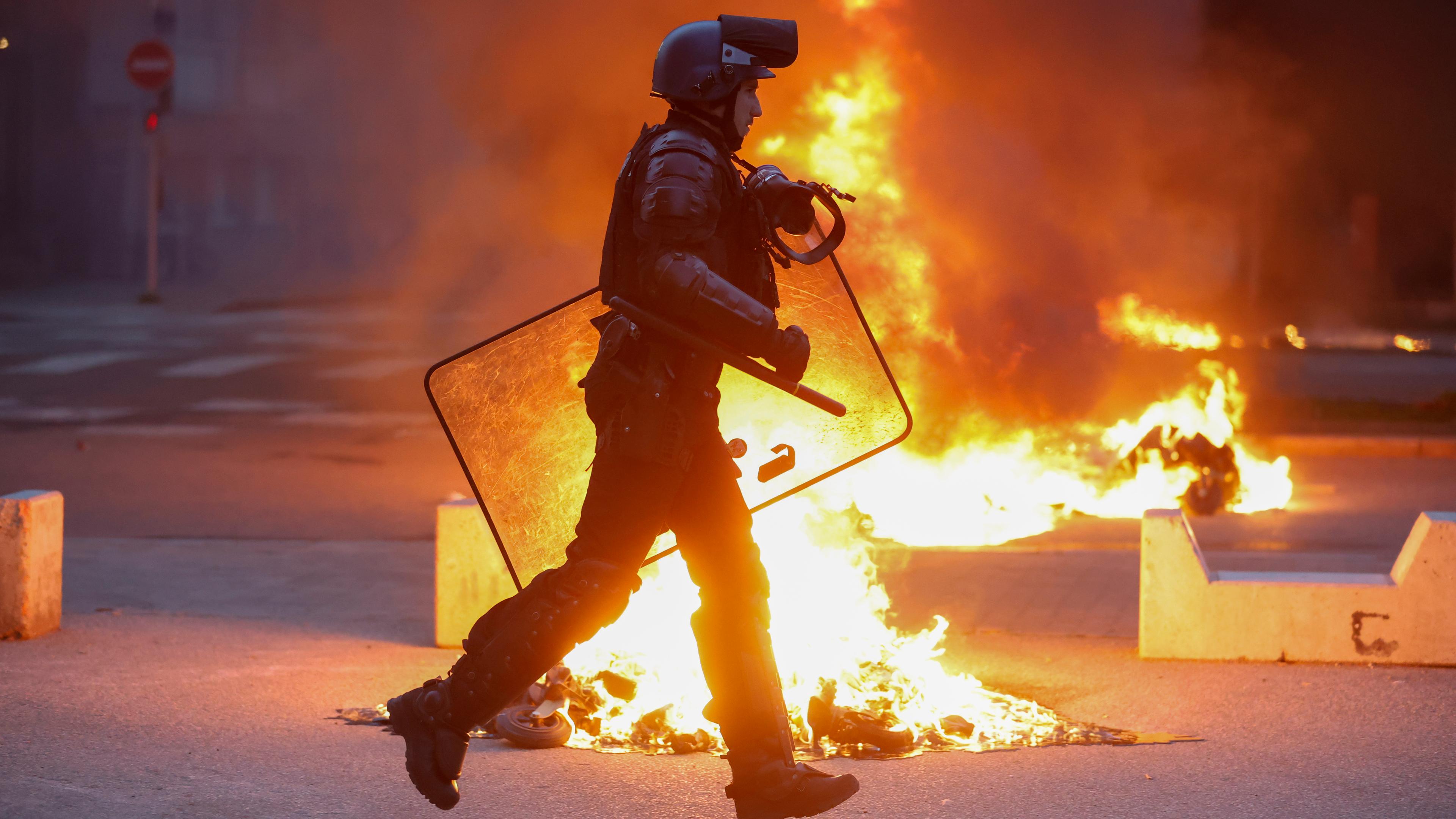 Feuer und Polizist