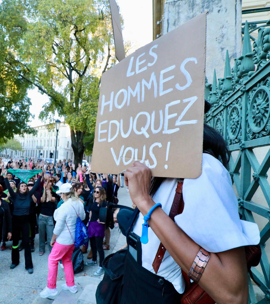 Demonstration einer feministischen Gruppe zur Unterstützung von Gisèle Pelicot am Rande des Berufungsprozesses im Fall der Vergewaltigung von Mazan im Gerichtsgebäude von Nîmes am 07.10.2025