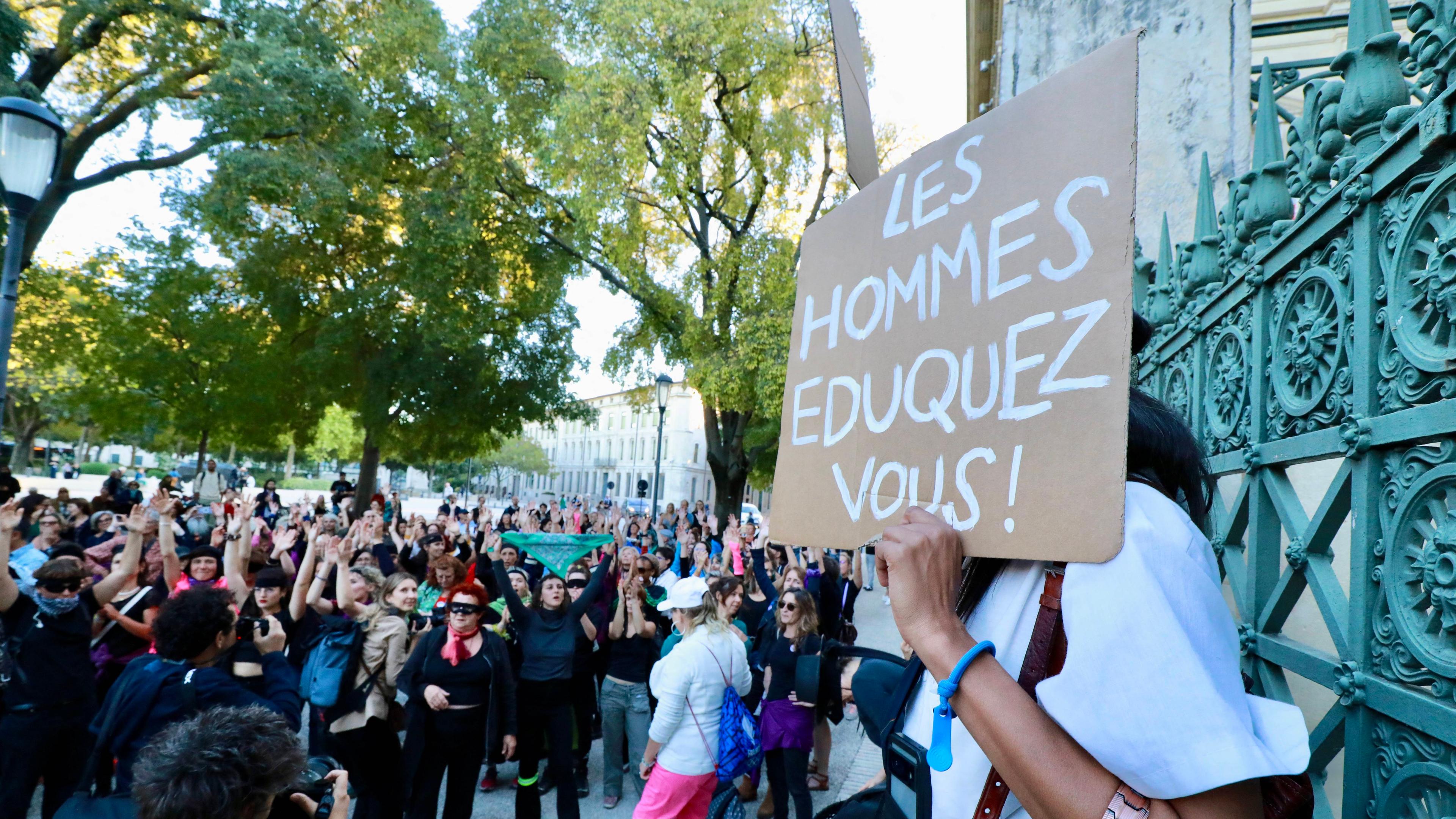 Demonstration einer feministischen Gruppe zur Unterstützung von Gisèle Pelicot am Rande des Berufungsprozesses im Fall der Vergewaltigung von Mazan im Gerichtsgebäude von Nîmes am 07.10.2025