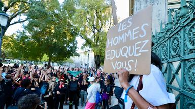 Demonstration einer feministischen Gruppe zur Unterstützung von Gisèle Pelicot am Rande des Berufungsprozesses im Fall der Vergewaltigung von Mazan im Gerichtsgebäude von Nîmes am 07.10.2025