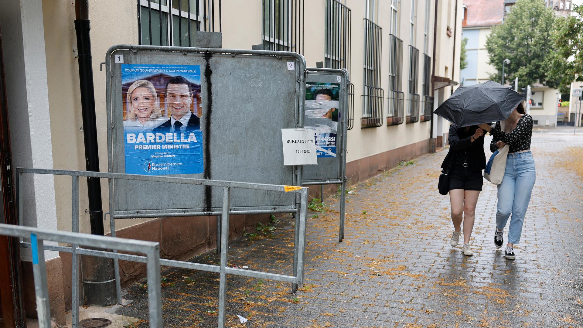 Wählerinnen gehen zur Stimmabgabe in der ersten Runde der außergewöhnlichen Parlamentswahlen in Frankreich