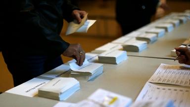 Gestapelte Wahlzettel werden vorbereitet 