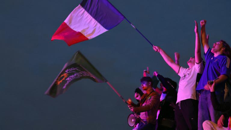 Menschen versammeln sich auf dem Platz der Republik nach der zweiten Runde der Parlamentswahlen