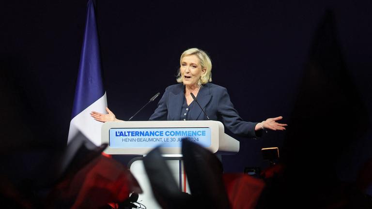 Marine Le Pen, ehemalige Präsidentin der französischen rechtsextremen Fraktion Rassemblement National (RN), hält eine Rede während des Ergebnisabends der ersten Runde der Parlamentswahlen in Henin-Beaumont, Nordfrankreich, am 30. Juni 2024.