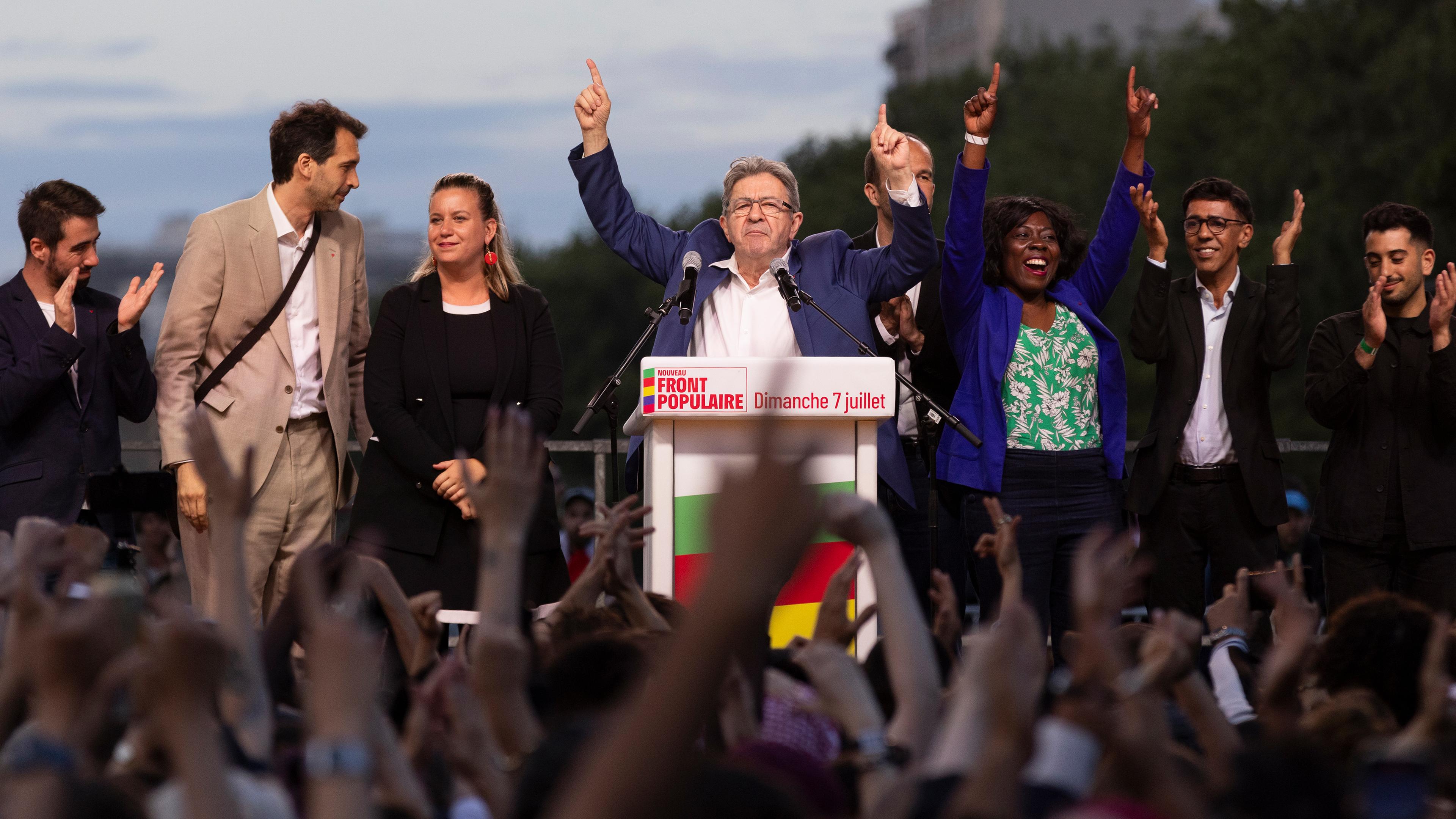 Der Vorsitzende von La France Insoumise (LFI) Jean-Luc Mélenchon wird von seinen Parteimitgliedern flankiert.