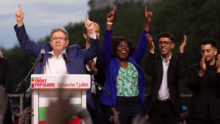 Der Vorsitzende von La France Insoumise (LFI) Jean-Luc Mélenchon wird von seinen Parteimitgliedern flankiert.