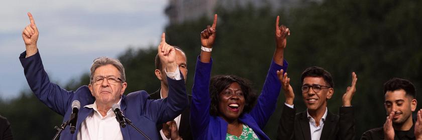 Der Vorsitzende von La France Insoumise (LFI) Jean-Luc Mélenchon wird von seinen Parteimitgliedern flankiert.