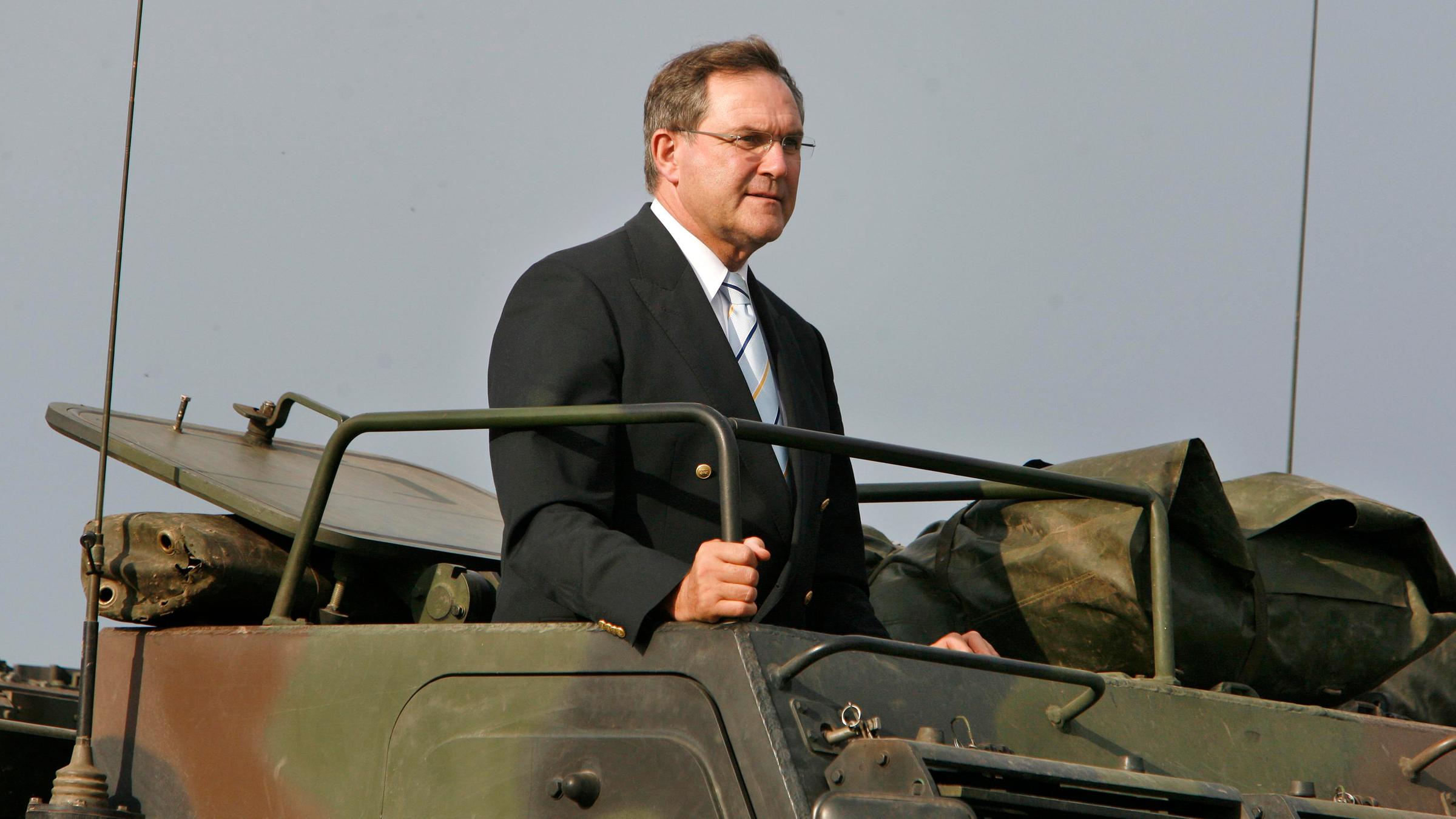 Bundesverteidigungsminister Franz-Josef Jung im Raketenartilleriebataillon in Sondershausen 2007