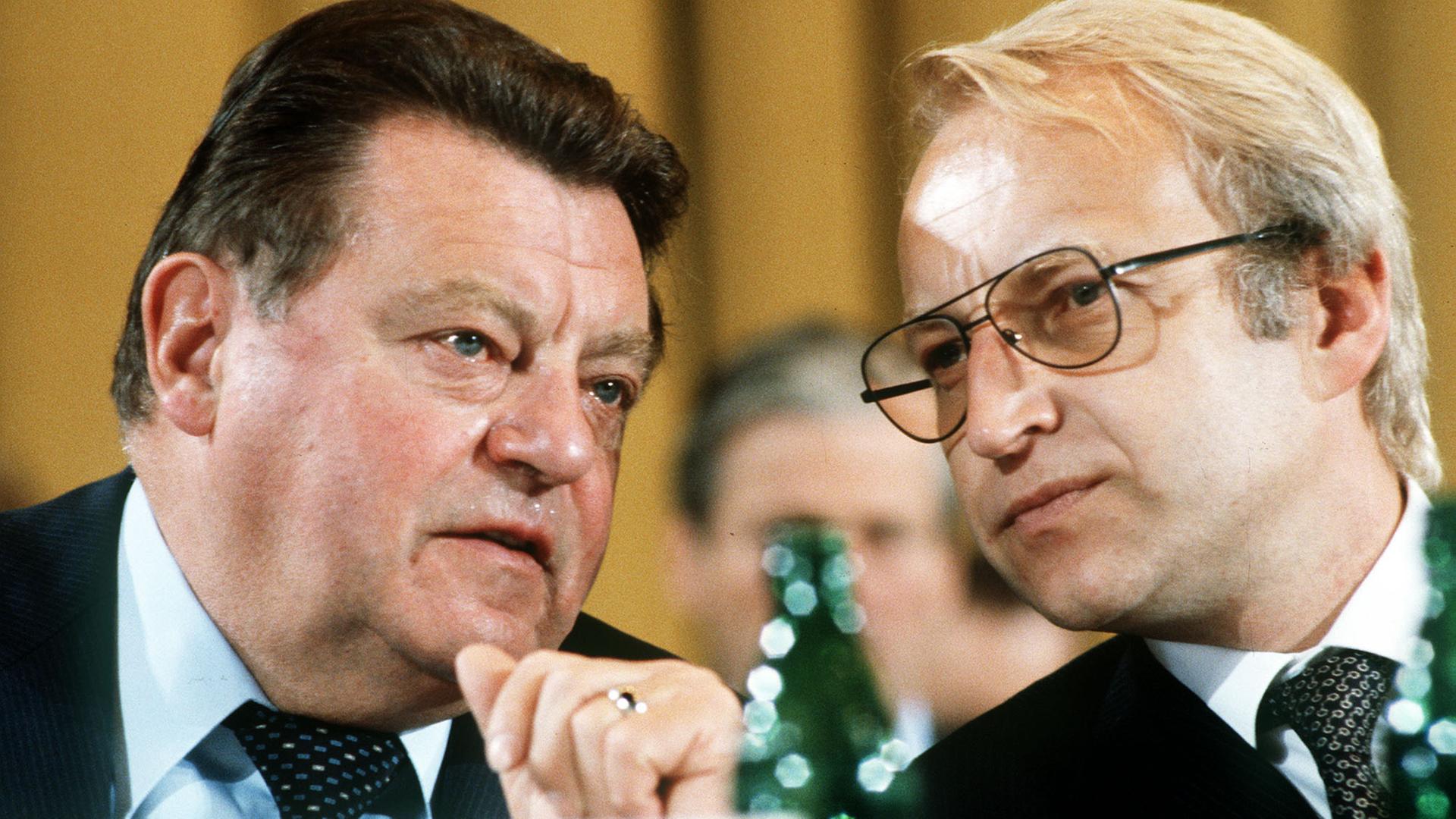 Ministerpräsident  Franz-Josef Strauß (l) unterhält sich mit Edmund Stoiber beim CSU-Parteitag 1979 in München