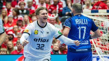 Handball-WM: Franz Semper jubelt im Spiel gegen Italien mit geballter Faust