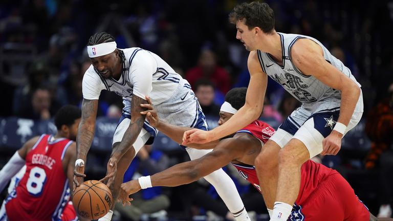 Kentavious Caldwell-Pope (links) und Franz Wagner (rechts) von den Orlando Magic kämpfen mit Guerschon Yabusele (Mitte) um den Ball.