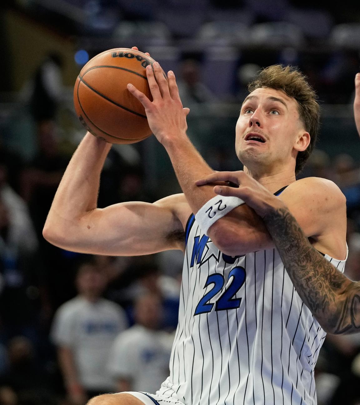 Franz Wagner (l) von den Orlando Magic wirft gegen Kel'el Ware von den Miami Heat während der zweiten Halbzeit. 