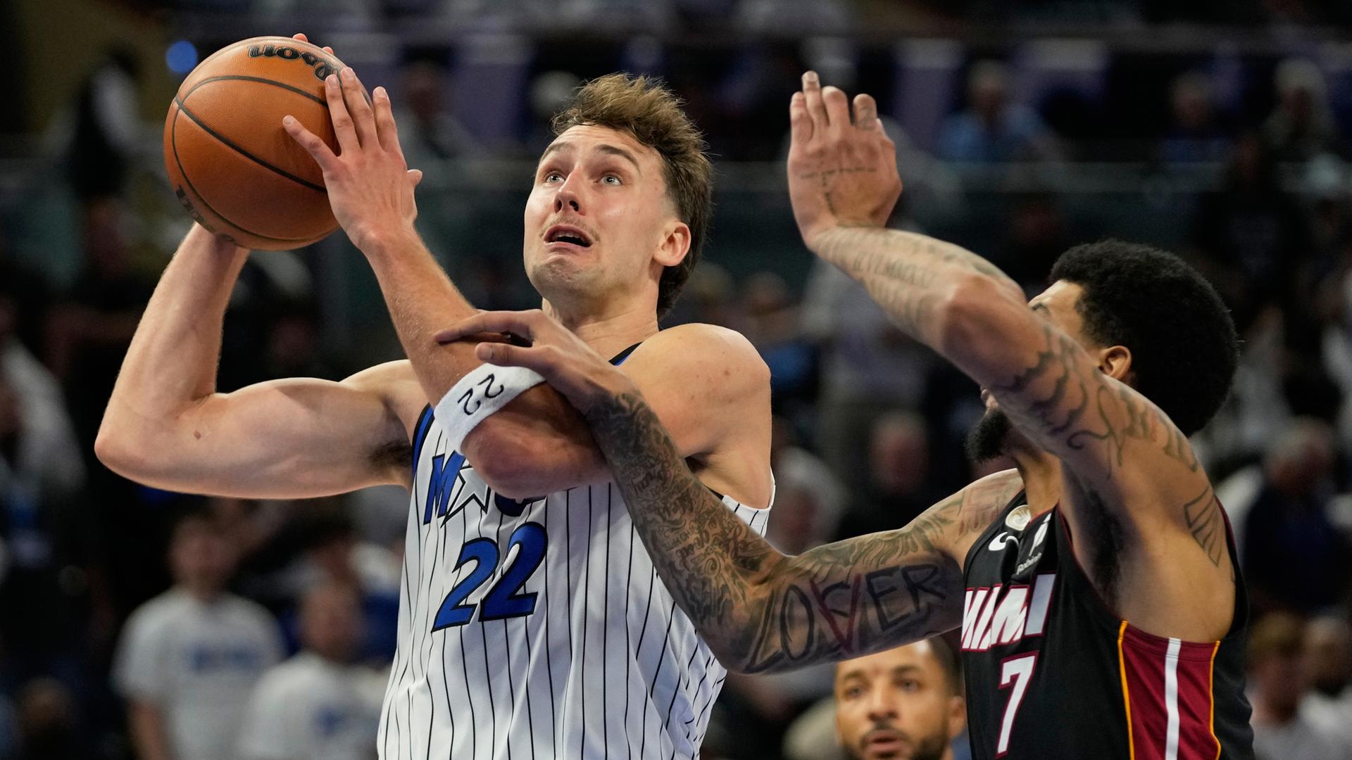 Franz Wagner (l) von den Orlando Magic wirft gegen Kel'el Ware von den Miami Heat während der zweiten Halbzeit. 