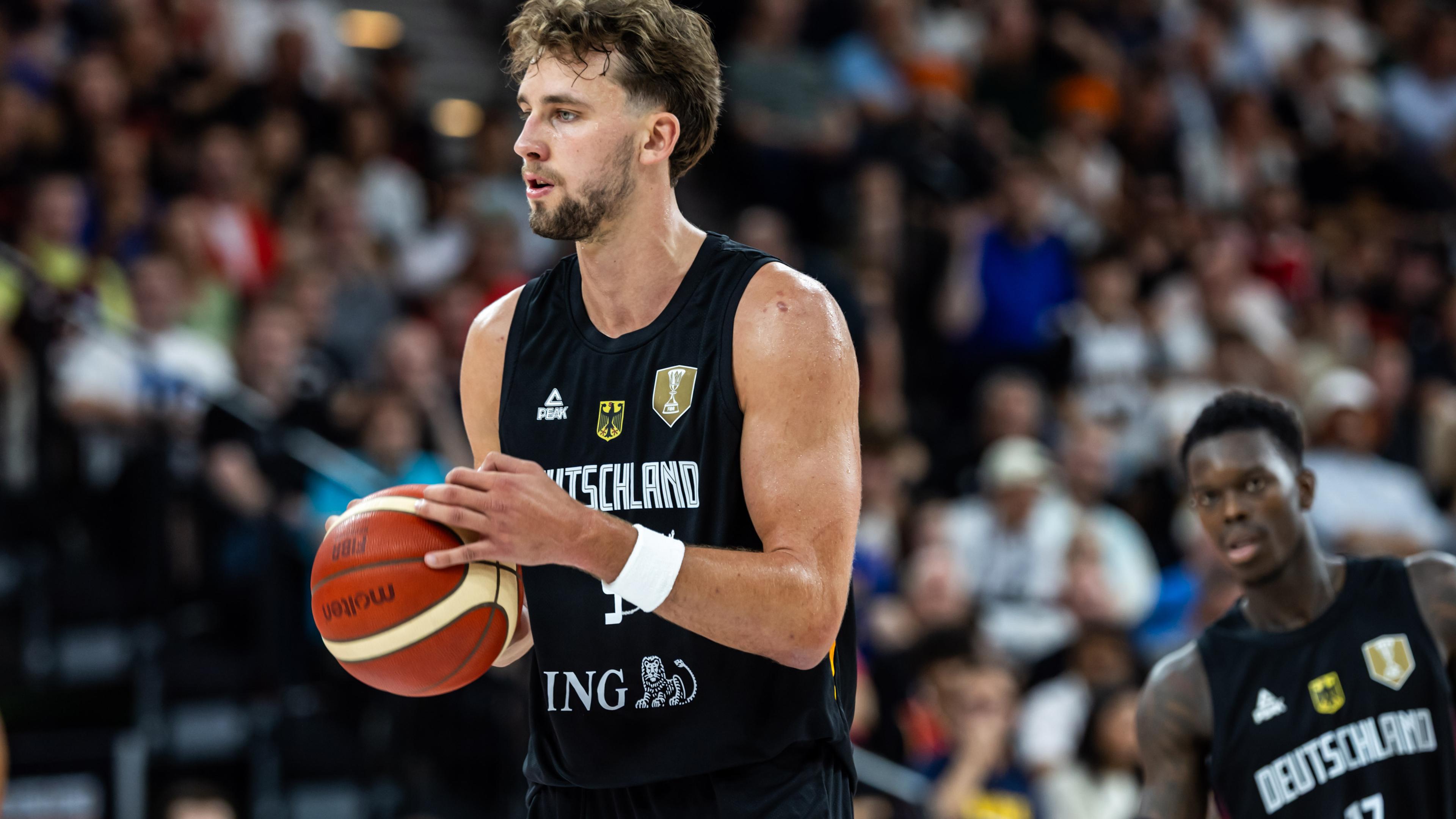 Franz Wagner mit einem Basketball in der Hand.
