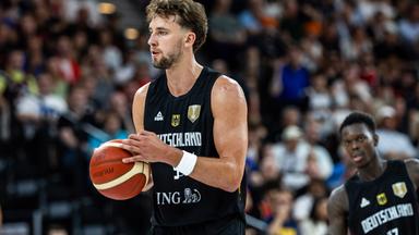 Franz Wagner mit einem Basketball in der Hand.