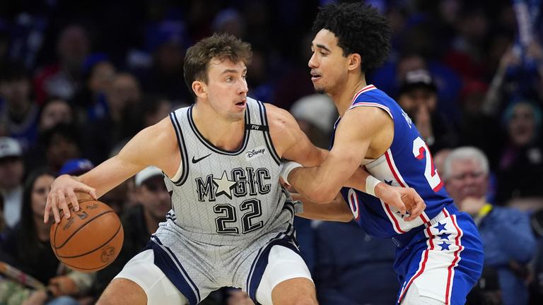 Franz Wagner (links) versucht im Spiel an Jared McCain (rechts) vorbeizukommen.