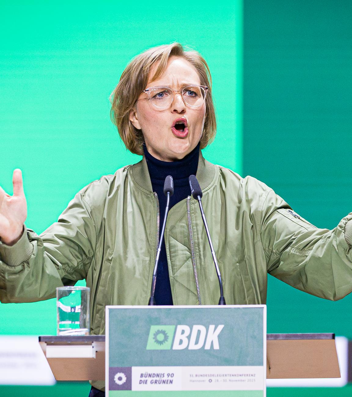 Franziska Brantner, Bundesvorsitzende, spricht beim Bundesparteitag von Bündnis 90/Die Grünen am 28.11.2025 in Hannover.