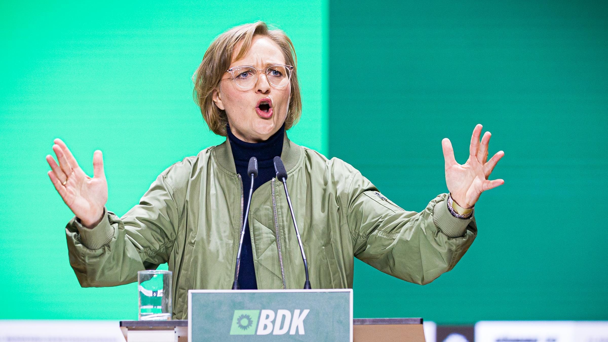 Franziska Brantner, Bundesvorsitzende, spricht beim Bundesparteitag von Bündnis 90/Die Grünen am 28.11.2025 in Hannover.