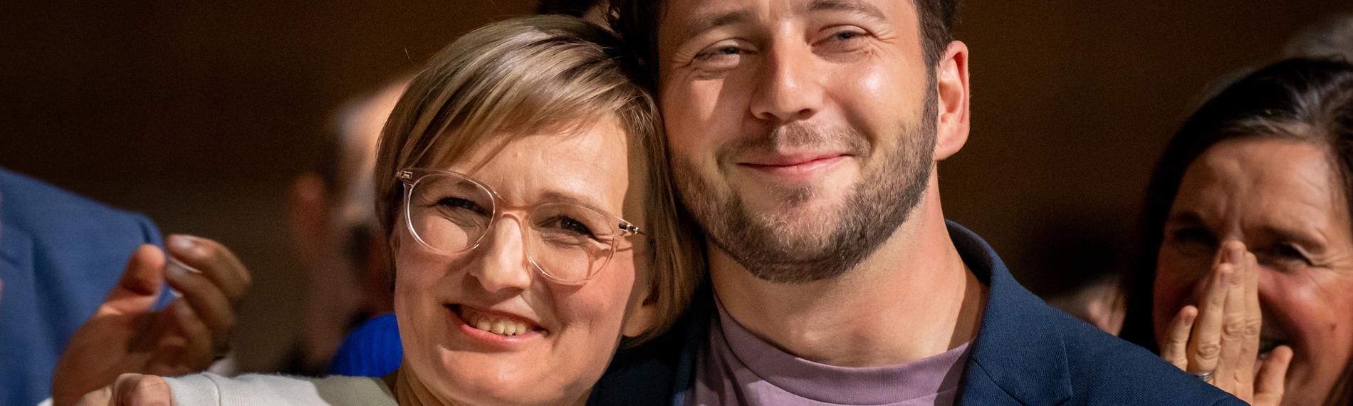Hessen, Wiesbaden: Franziska Brantner, neue Bundesvorsitzende von Bündnis90/Die Grünen, freut sich nach ihrer Wahl neben Felix Banaszak, designierter Bundesvorsitzender von Bündnis90/Die Grünen, bei der Bundesdelegiertenkonferenz der Grünen.