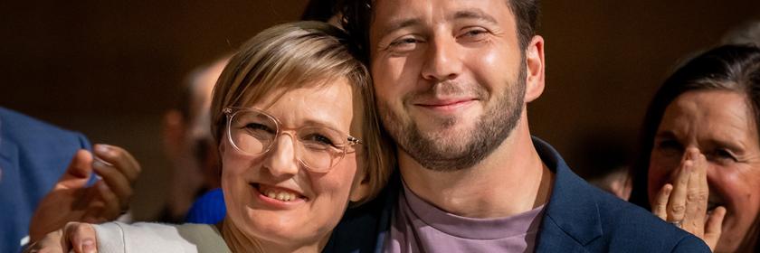 Hessen, Wiesbaden: Franziska Brantner, neue Bundesvorsitzende von Bündnis90/Die Grünen, freut sich nach ihrer Wahl neben Felix Banaszak, designierter Bundesvorsitzender von Bündnis90/Die Grünen, bei der Bundesdelegiertenkonferenz der Grünen.