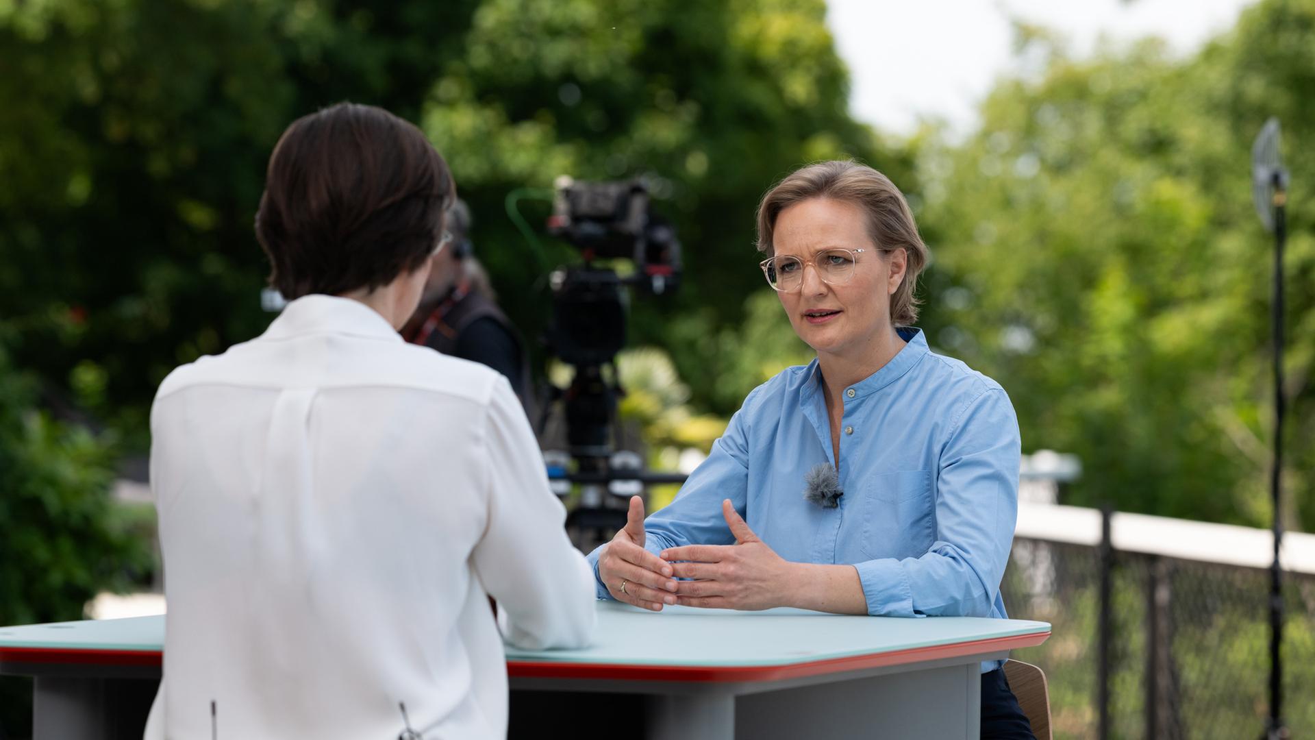 Diana Zimmermann (l), Moderatorin des politische Hauptstadtmagazin «Berlin direkt», spricht im ZDF-Sommerinterview mit der Grünen-Vorsitzenden Franziska Brantner. 