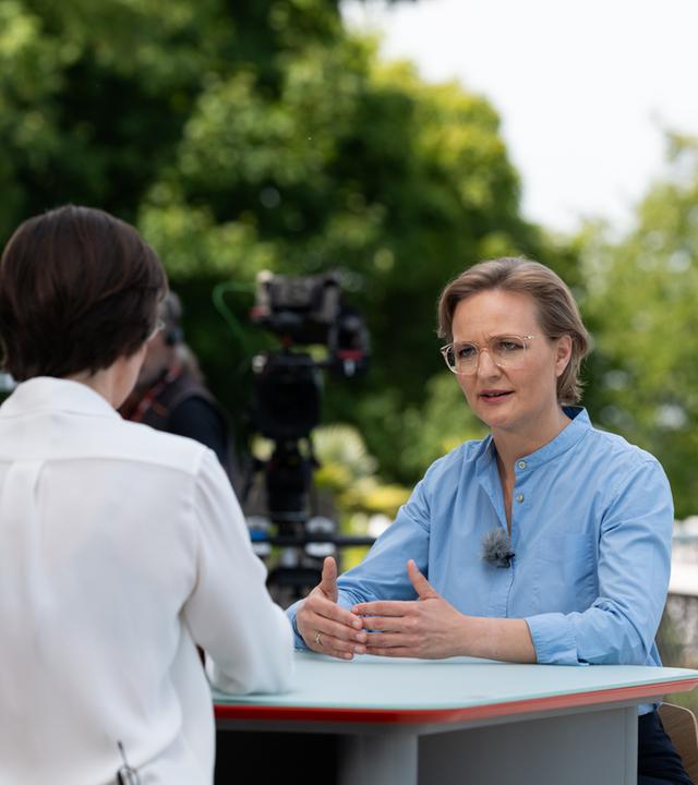 Diana Zimmermann (l), Moderatorin des politische Hauptstadtmagazin «Berlin direkt», spricht im ZDF-Sommerinterview mit der Grünen-Vorsitzenden Franziska Brantner. 