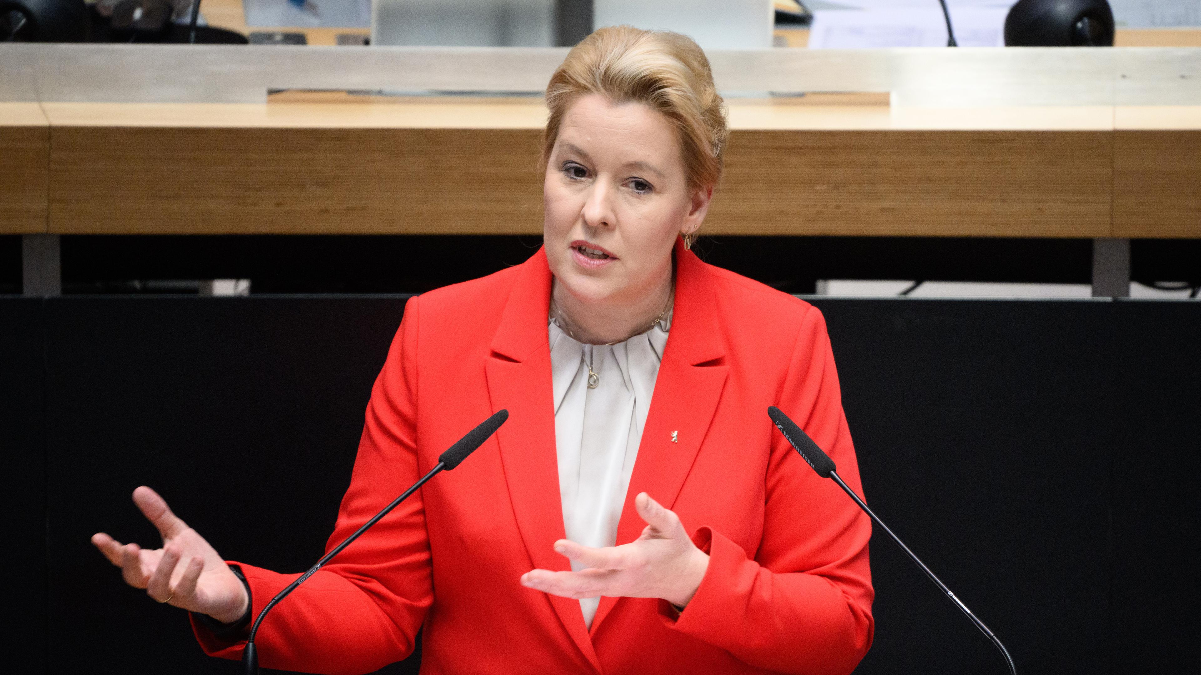 Franziska Giffey spricht bei der Plenarsitzung im Berliner Abgeordnetenhaus am 16.11.2023.